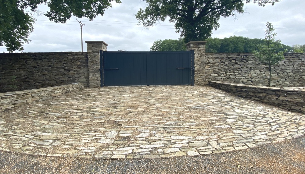 Co vědět před výstavbou vjezdu s automatizovanou bránou?